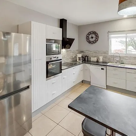 Сasa de vacaciones In With Kitchen