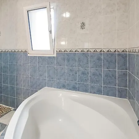 Gorgeous Home In Linxe